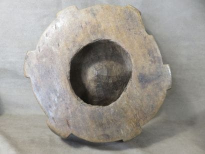 3 Tabourets présentant un plateau rond légèrement...