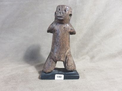 Petit fétiche représenté debout. Bois. Hauteur :...