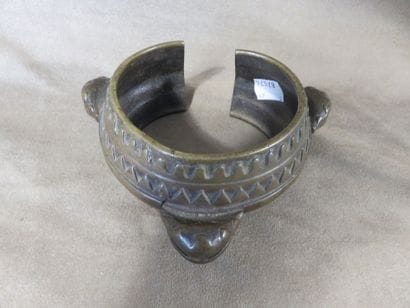 Un bracelet à sonnaille. Bronze. D. :16 cm....