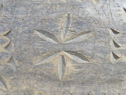 Faîtage de tente décoré de motifs géométriques....