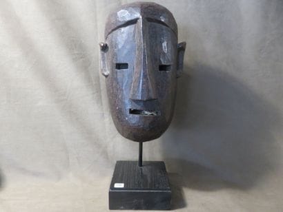 Masque de danse de forme ovale représentant...