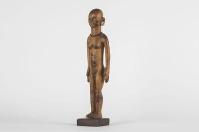 Statuette représentée debout, les jambes...