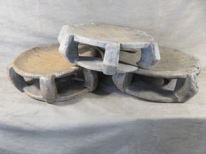 3 Tabourets présentant un plateau rond légèrement...