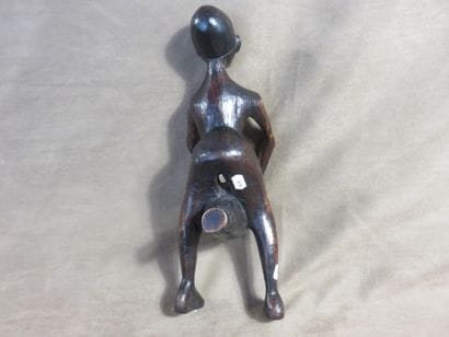 Personnage jouant d’un tambour qu’il tient...