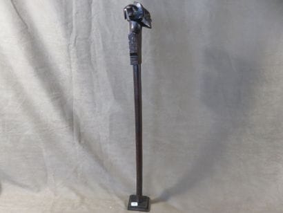 Sceptre surmonté d’une tête de chef. Le manche...