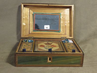 Coffret rectangulaire en bois comportant...