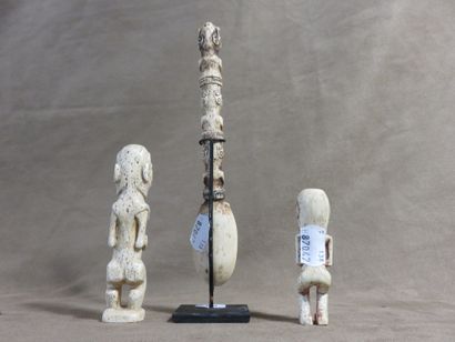 Trois représentations de tiki. Deux sont...