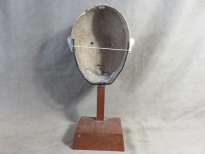 Masque de danse à visage humain, les pommettes...