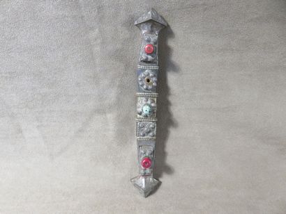 Couteau avec son fourreau. Métal argenté,...