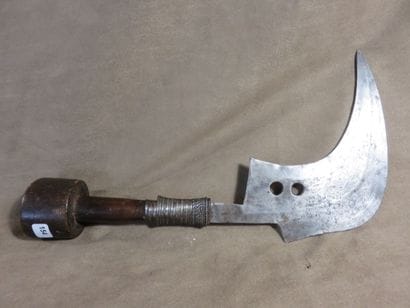 Trombash. Arme de prestige en forme de faucille...