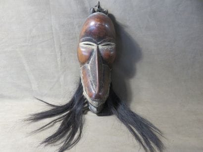 Masque de danse dont le nez se prolonge en...