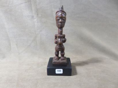 Bulenga. Statuette représentant un homme...