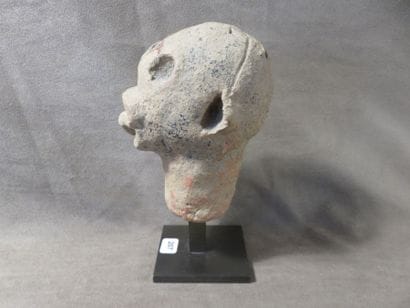Tête d’homme reptile tirant la langue. Terre...