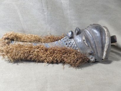 Masque de danse représentant une tête humaine...