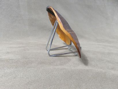 Lot de deux objets. Un pectoral en nacre...