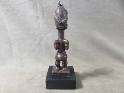 Bulenga. Statuette représentant un homme...