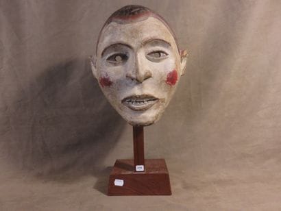 Masque de danse à visage humain, les pommettes...