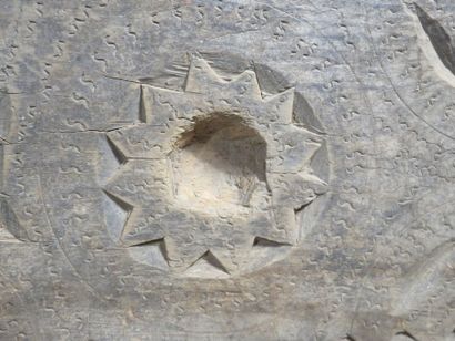 Faîtage de tente décoré de motifs géométriques....