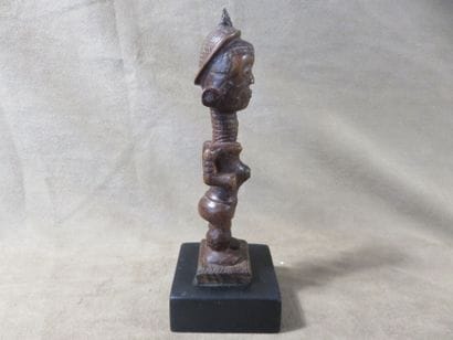 Bulenga. Statuette représentant un homme...