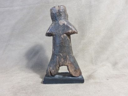 Petit fétiche représenté debout. Bois. Hauteur :...