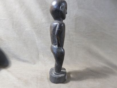 Statuette représentée debout les mains posées...