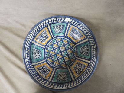 Ghotar, plat creux en faïence polychrome...