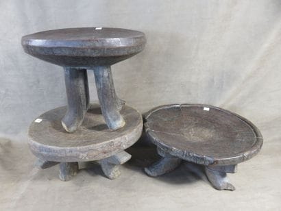 3 Tabourets kwanga présentant un plateau...
