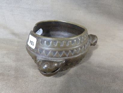 Un bracelet à sonnaille. Bronze. D. :16 cm....