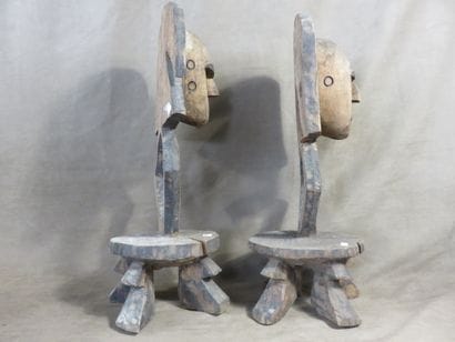 Deux sculptures dont la base est en forme...