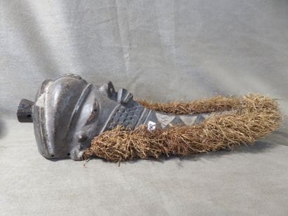 Masque de danse représentant une tête humaine...