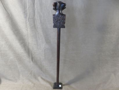Sceptre surmonté d’une tête de chef. Le manche...