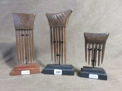 Set of three combs. A: with 7 teeth, 15 cm....