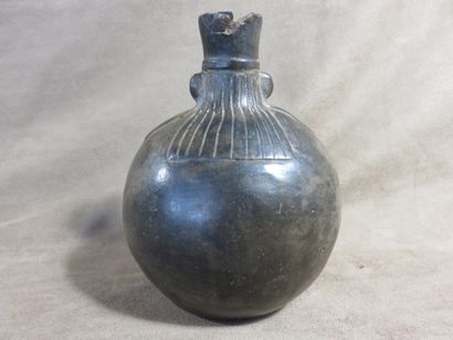 Vase boule surmonté d’une tête de personnage....