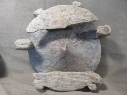 3 Tabourets présentant un plateau rond légèrement...