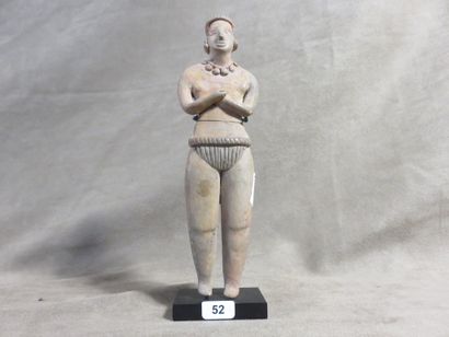 Statuette représentée debout les deux bras...