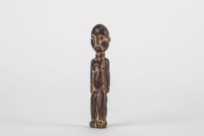 Petite statuette représentée debout, les...