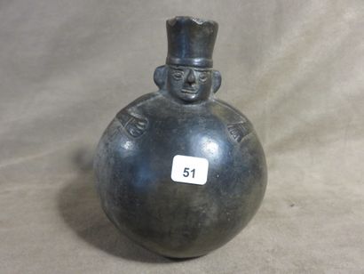 Vase boule surmonté d’une tête de personnage....
