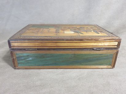 Coffret rectangulaire en bois comportant...