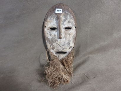 Masque au visage en forme de cœur. Barbe...