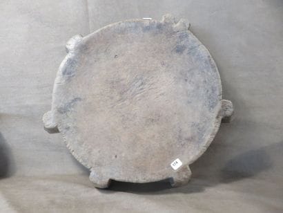 3 Tabourets présentant un plateau rond légèrement...