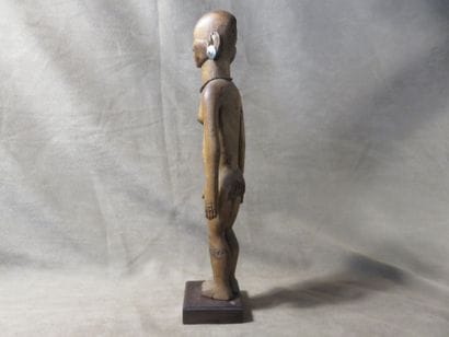 Statuette représentée debout, les jambes...