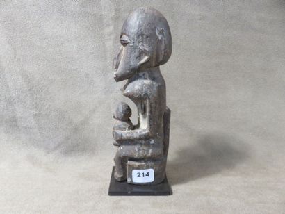 Maternité assise sur un trône à haut dossier,...