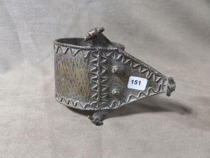 Deux bracelets, l’un représentant une tête...