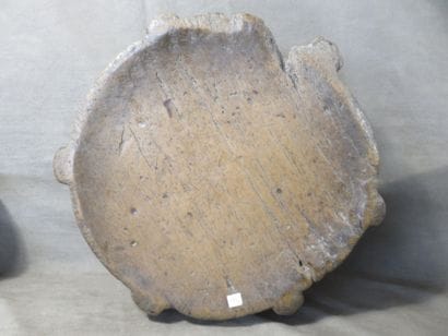3 Tabourets présentant un plateau rond légèrement...