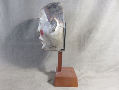 Masque de danse à visage humain, les pommettes...