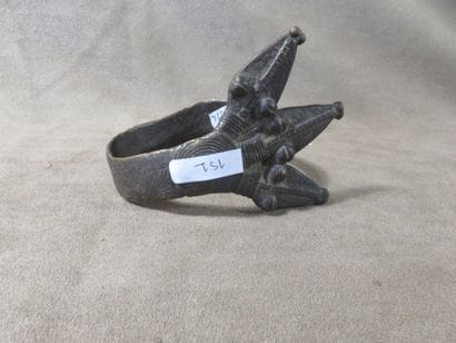 Deux bracelets, l’un représentant une tête...