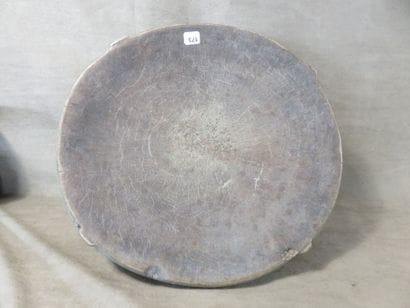 3 Tabourets kwanga présentant un plateau...