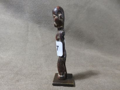 Petite statuette représentée debout, les...