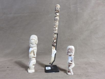 Trois représentations de tiki. Deux sont...