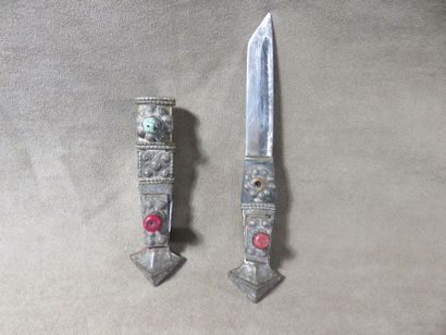 Couteau avec son fourreau. Métal argenté,...